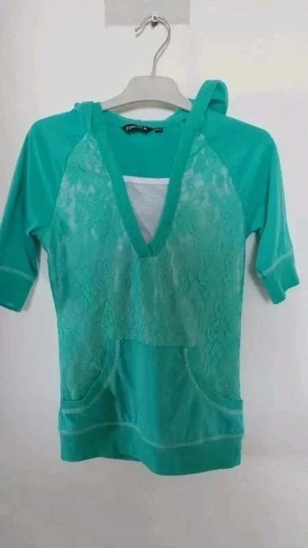 Camiseta com capuz 12anos – photo 4